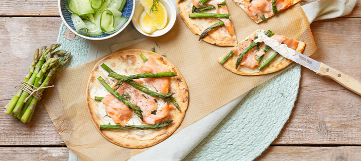 Flammkuchen met zalmfilet en groene asperges
