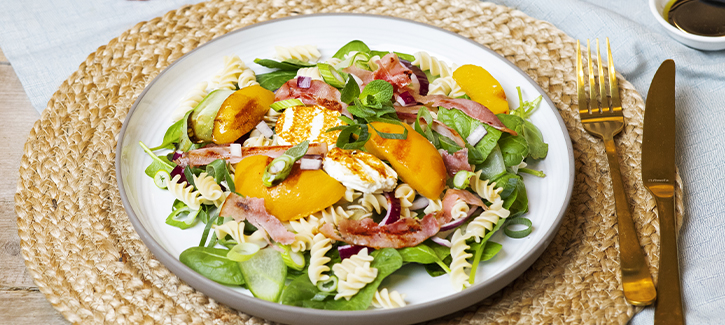 Spinazie-pastasalade met geitenkaas en gegrilde perzik