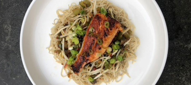 Oosterse noodles met zalm