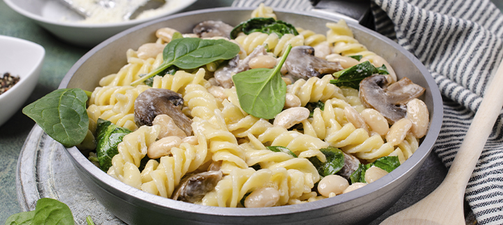 Fusilli met champignons, spinazie en kruidenroomsaus