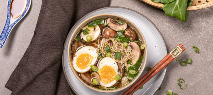 Noodlesoep met champignons en paksoi