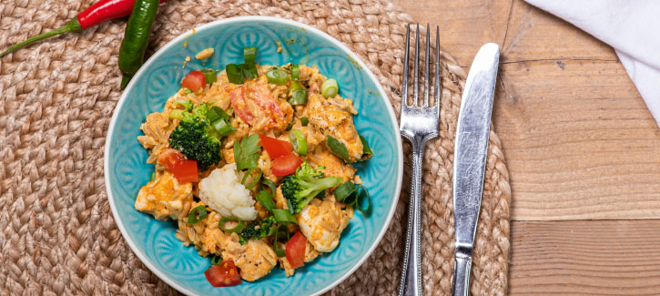 Curry met kip, broccoli, bloemkool en tomaat