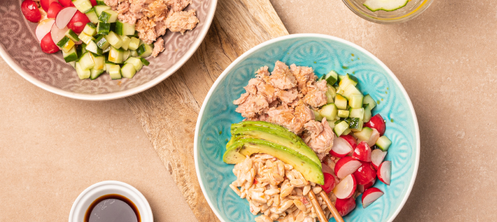 Pokébowl met tonijn en pittige rijst