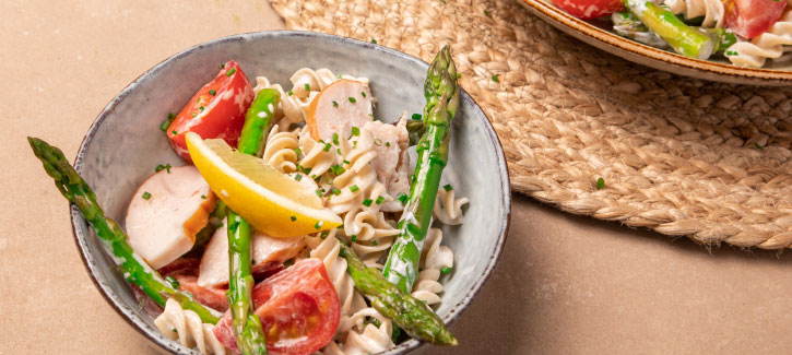 Zomerse pastasalade met kip, asperges en citroenmayo