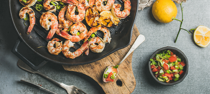 Gegrilde garnalen met tomaat-komkommersalade