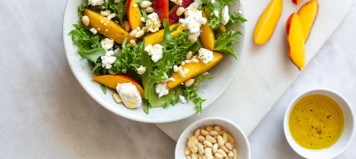 Salade met geitenkaas, perzik en honing-mosterddressing