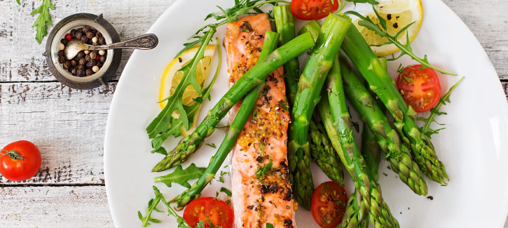 Citroen-mosterdzalm met gegrilde asperges en tomaatjes