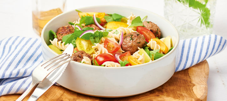 Pastasalade met gekleurde tomaatjes en kruidige tartaarballetjes