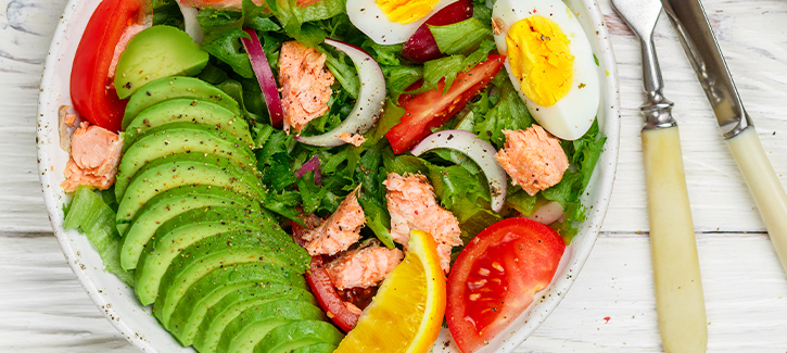 Andijviesalade met zalm, tomaat en mosterddressing