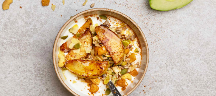Kokosyoghurt met granola en gebakken appel