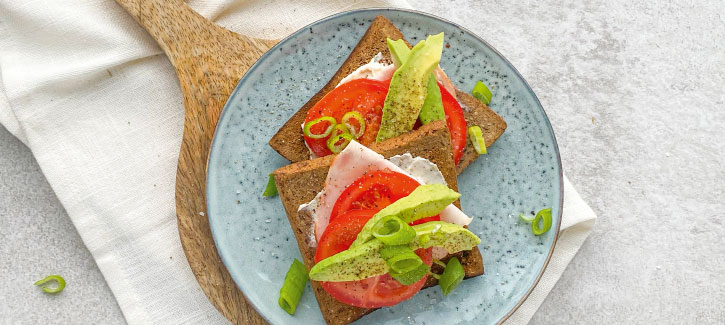 Geroosterd brood met kipfilet, avocado en tomaat