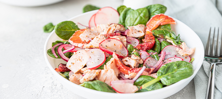 Spinaziesalade met zalm en sinaasappeldressing