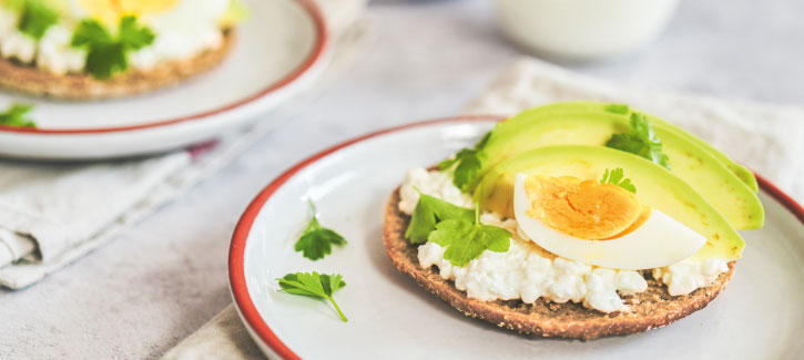 Mediterraans ontbijtje met ei en avocado