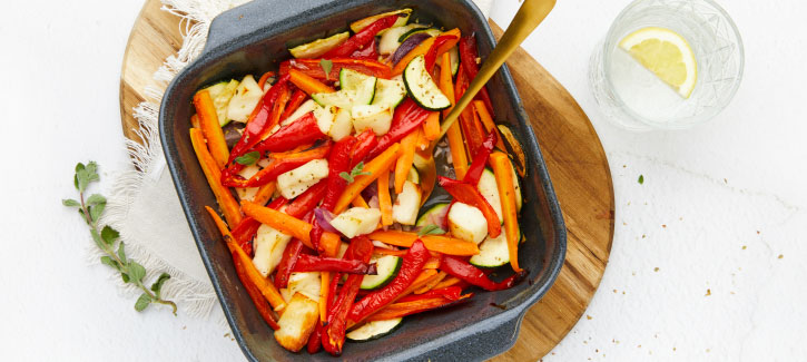 Vegetarische bakplaat met halloumi en groenten