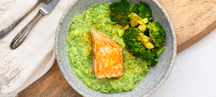 Broccoli-kerrie stamppotje met zalm en avocado