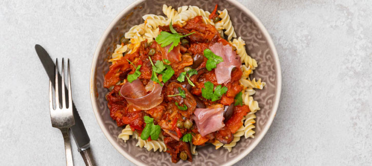 Fusilli puttanesca met parmaham