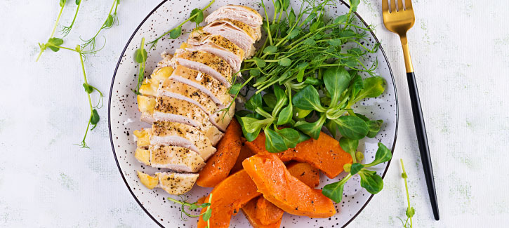 Kipfilet met pompoen en groene salade