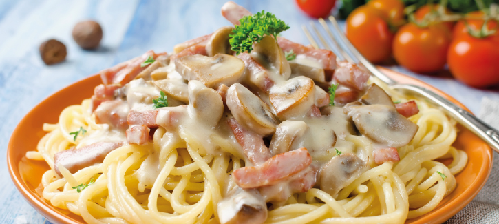 Spaghetti met ham en champignons in roomsaus