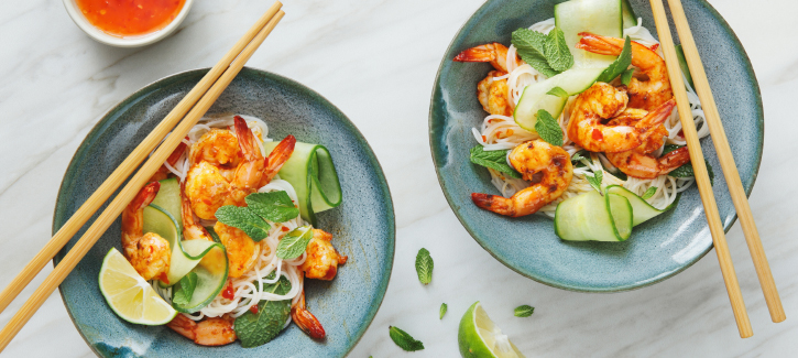 Noodles met garnalen en zoetzure komkommer