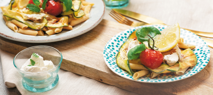 Pastasalade met geitenkaas en gegrilde courgette
