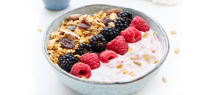 Frambozenyoghurt met granola en rood fruit