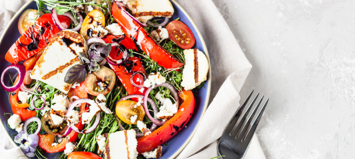 Salade met gegrilde paprika en halloumi, koolhydraatarm recept