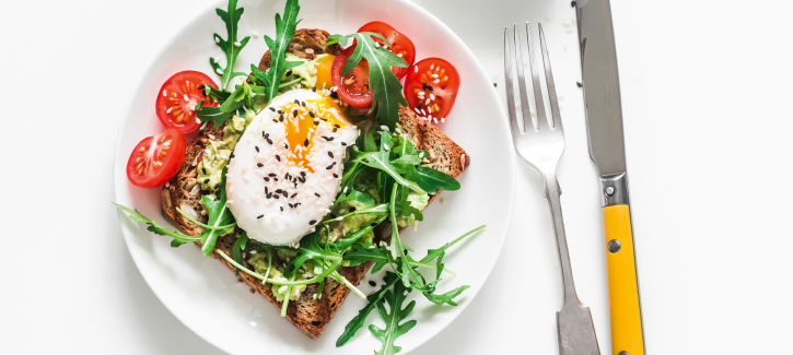 Geroosterd brood met gepocheerd ei en avocadospread