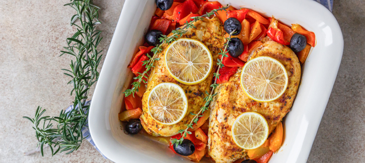 Traybake met Provençaalse kipfilet en paprika