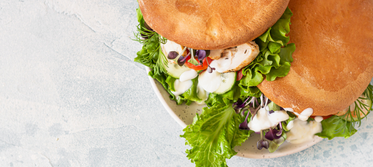 Mediterraan broodje met gerookte kipfilet en yoghurtdressing