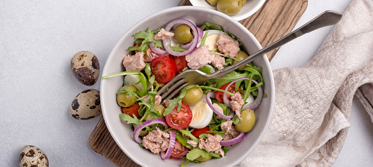 Tonijnsalade met ei en cherrytomaatjes