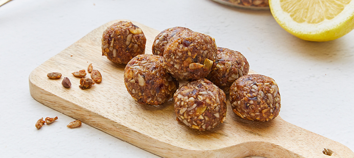 Granola-dadel balletjes met citroen