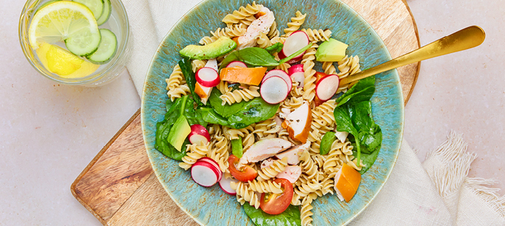 Pastasalade met gerookte kipfilet, radijsjes en tomaat