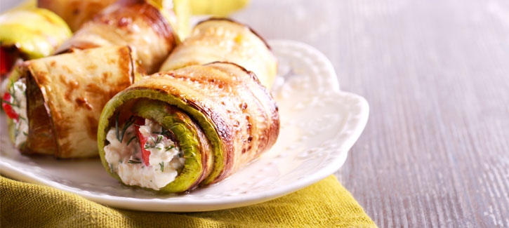 Courgettebroodjes met cottage cheese, dille en tomaat