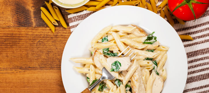 Pasta Alfredo met kip en gestoomde spinazie