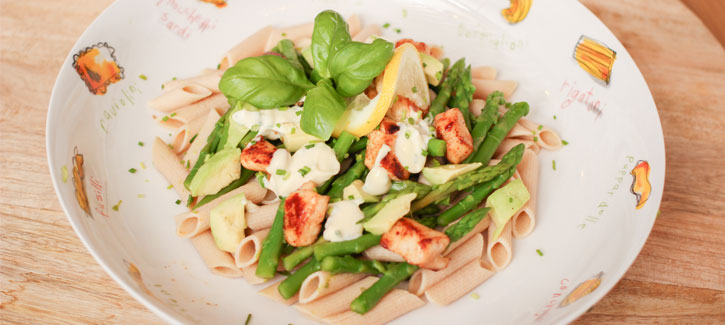 Pasta met asperges en frisse citroen-bieslookdressing