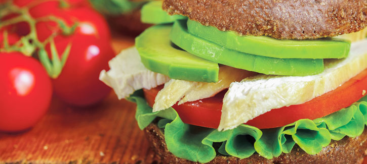 Meerzaden bolletje met kipfilet en avocado