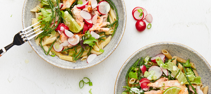 Pastasalade met pulled salmon, radijsjes en zeekraal