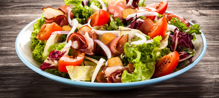 Salade met gegrilde ham en bbq croutons