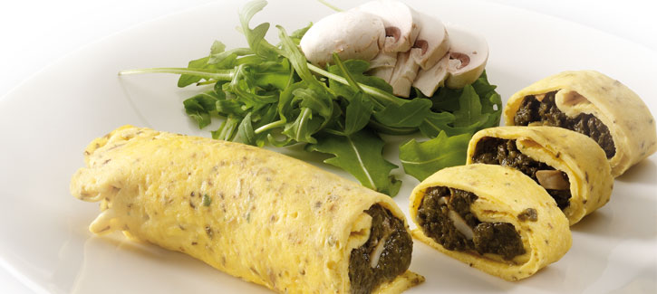 Omeletrolletjes met knoflook, ui en spinazie