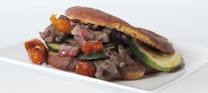 Mediterraan broodje biefstukpuntjes