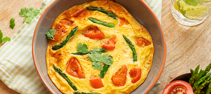 Omelet met asperges en tomaat