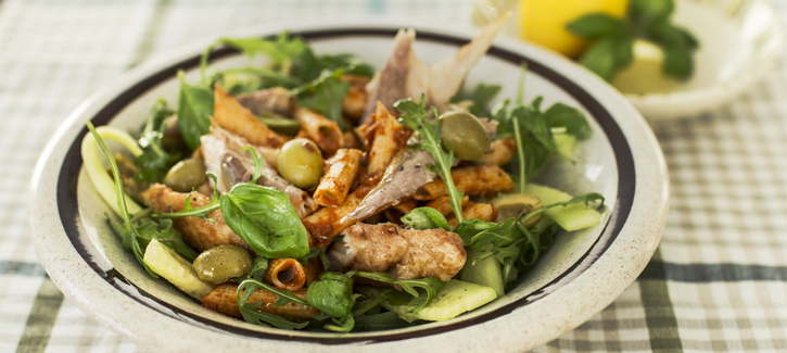 Salade van pasta en makreel