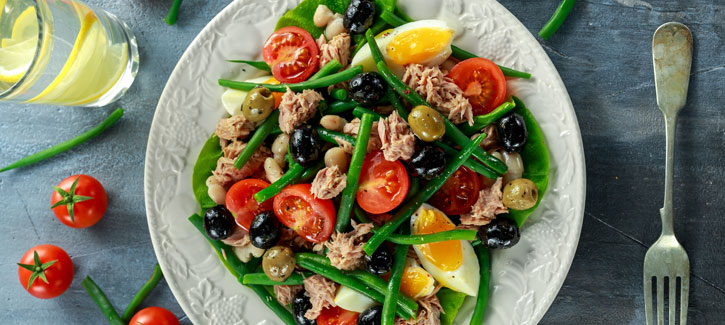 Frisse tonijnsalade met ei, tomaat en boontjes