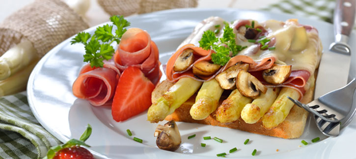 Toast met ham-kaasasperges