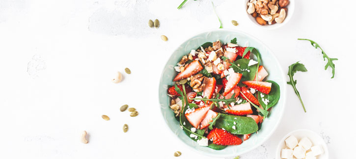 Zomerse aardbeien salade