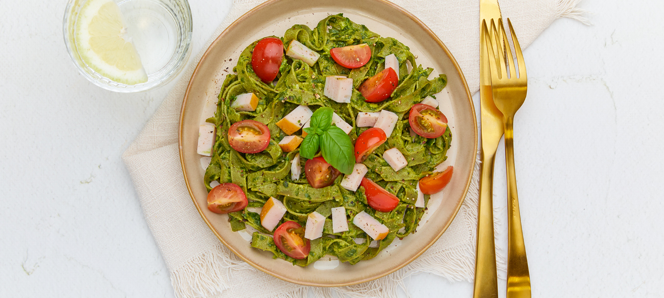 Romige spinazie tagliatelle met gerookte kipfilet en tomaatjes, koolhydraatarm recept
