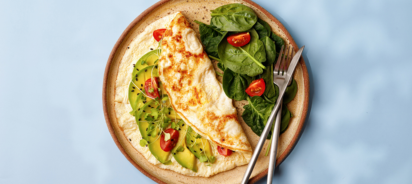 Omelet met avocado en tomaatjes, koolhydraatarm recept