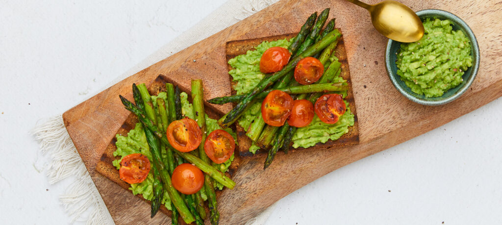 Toast met avocadospread en gegrilde groente