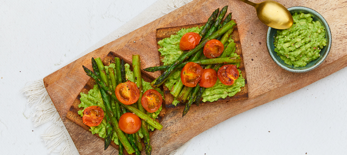 Toast met avocadospread en gegrilde groente, koolhydraatarm recept