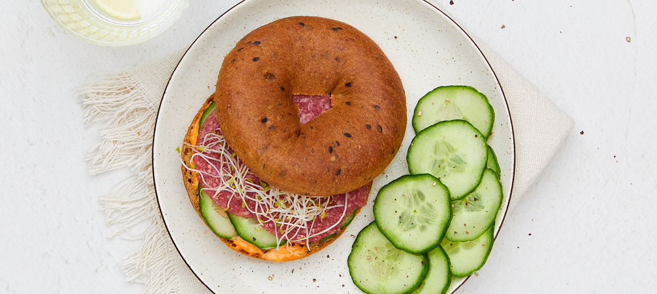 Bagel met pittige mayonaise en ossenworst, koolhydraatarm recept